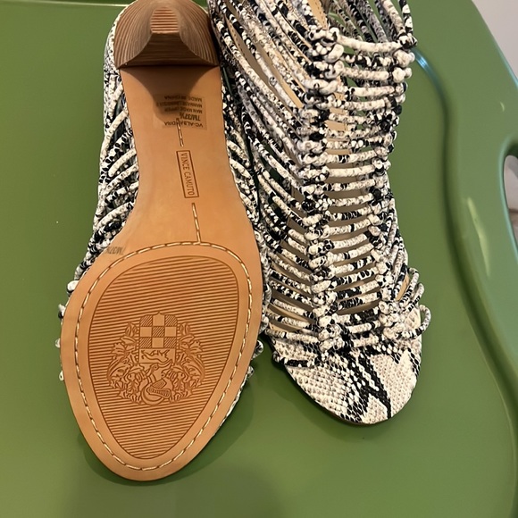 Never worn heels in white, black and grey - Picture 3 of 5